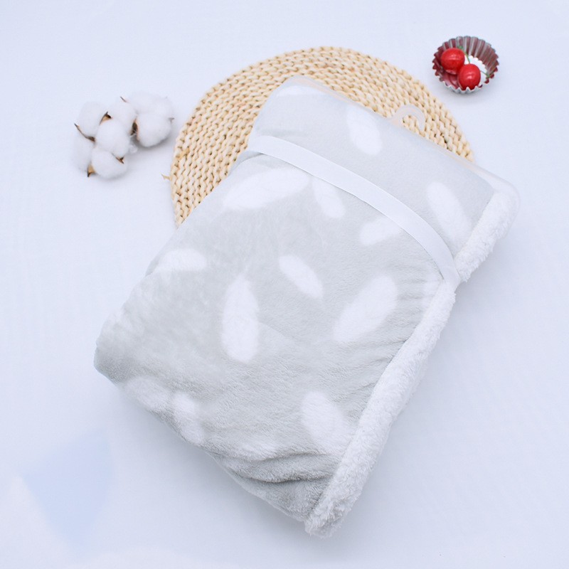 couverture bébé grise motif plume