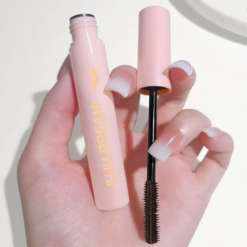 Long-Lasting Mascara Wear