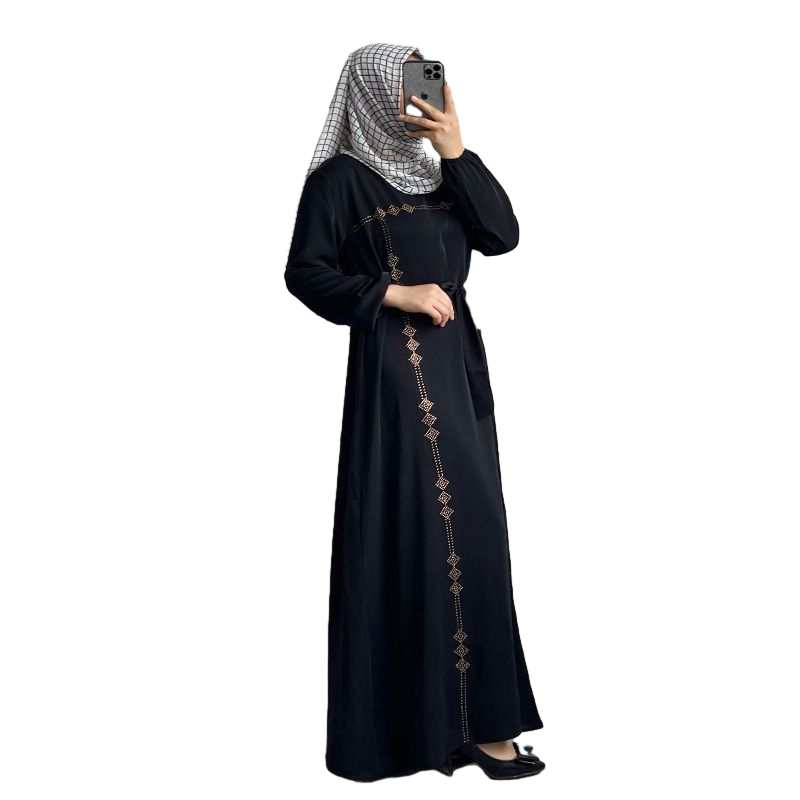 عباية بتطريز ذهبي عبايات بعدة الون